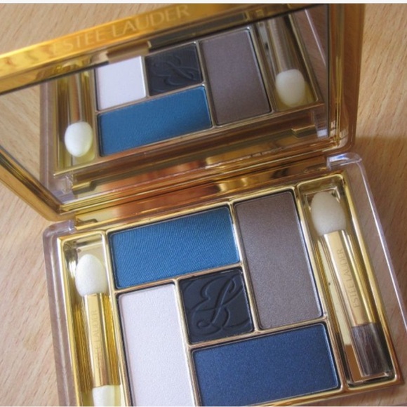 Estee Lauder Blue and Gray Eyeshadow Palette with Versatile Finishes - Picture 1 of 4